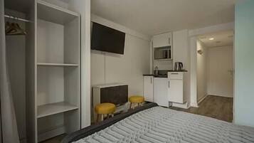 1 chambre, fer et planche à repasser, Wi-Fi, draps fournis