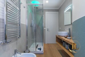 Dusche, Haartrockner, Bidet, Handtücher