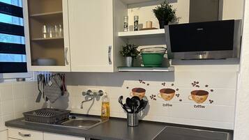 Kühlschrank, Mikrowelle, Ofen, Herdplatte