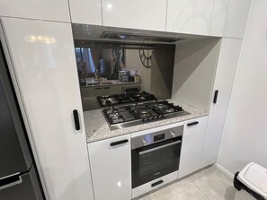 Kühlschrank, Mikrowelle, Ofen, Herdplatte