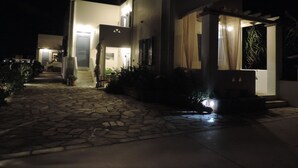 Front of property - Pelagos Rooms 10m from Gyrismata Beach (Skiros)