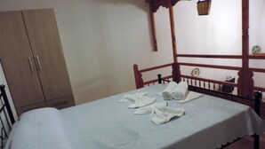 Basic Studio | Soundproofing, free WiFi - Pelagos Rooms 10m from Gyrismata Beach (Skiros)