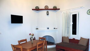 TV - Pelagos Rooms 10m from Gyrismata Beach (Skiros)