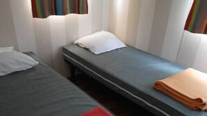 A room with two single beds, each with a pillow and a blanket. - Mobil-home C007 (Boofzheim)