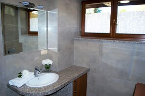 Séchoir à cheveux, serviettes fournies, savon, papier de toilette