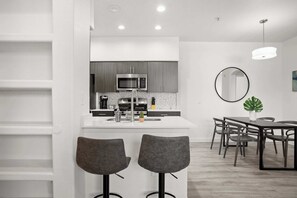 Fridge, microwave, oven, stovetop - CozySuites Glendale by the stadium with pool! 12 (Glendale)