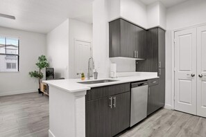 Fridge, microwave, oven, stovetop - CozySuites Glendale by the stadium with pool! 12 (Glendale)