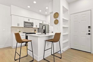 Fridge, microwave, oven, stovetop - CozySuites Glendale by the stadium with pool 13 (Glendale)
