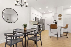 Dining - CozySuites Glendale by the stadium with pool 13 (Glendale)