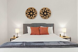 1 dormitorio, escritorio, tabla de planchar con plancha y wifi