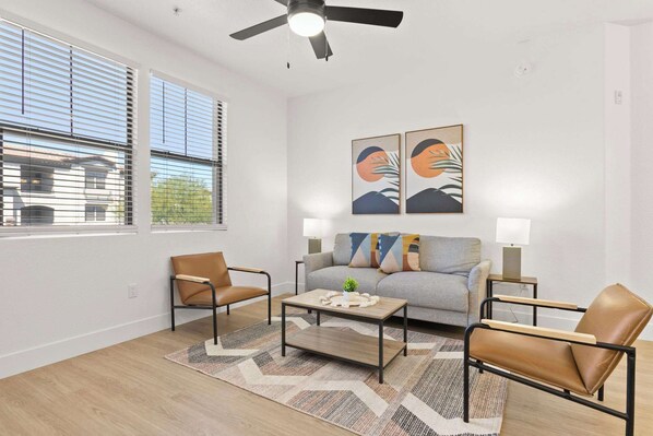 Una televisión, una oficina