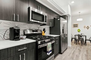 冷蔵庫、電子レンジ、オーブン、コンロ