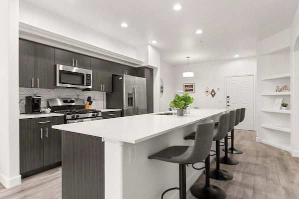 Réfrigérateur, micro-ondes, four, plaque de cuisson