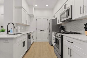 Fridge, microwave, oven, stovetop - CozySuites Glendale by the stadium with pool! 15 (Glendale)