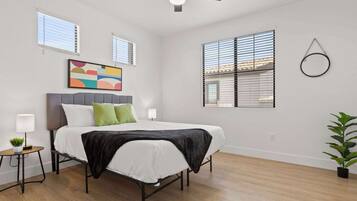 1 habitación, escritorio, tabla de planchar con plancha y wifi