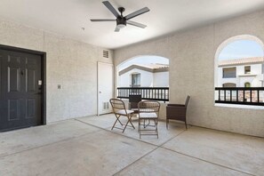 Interior - CozySuites Glendale by the stadium with pool! 15 (Glendale)