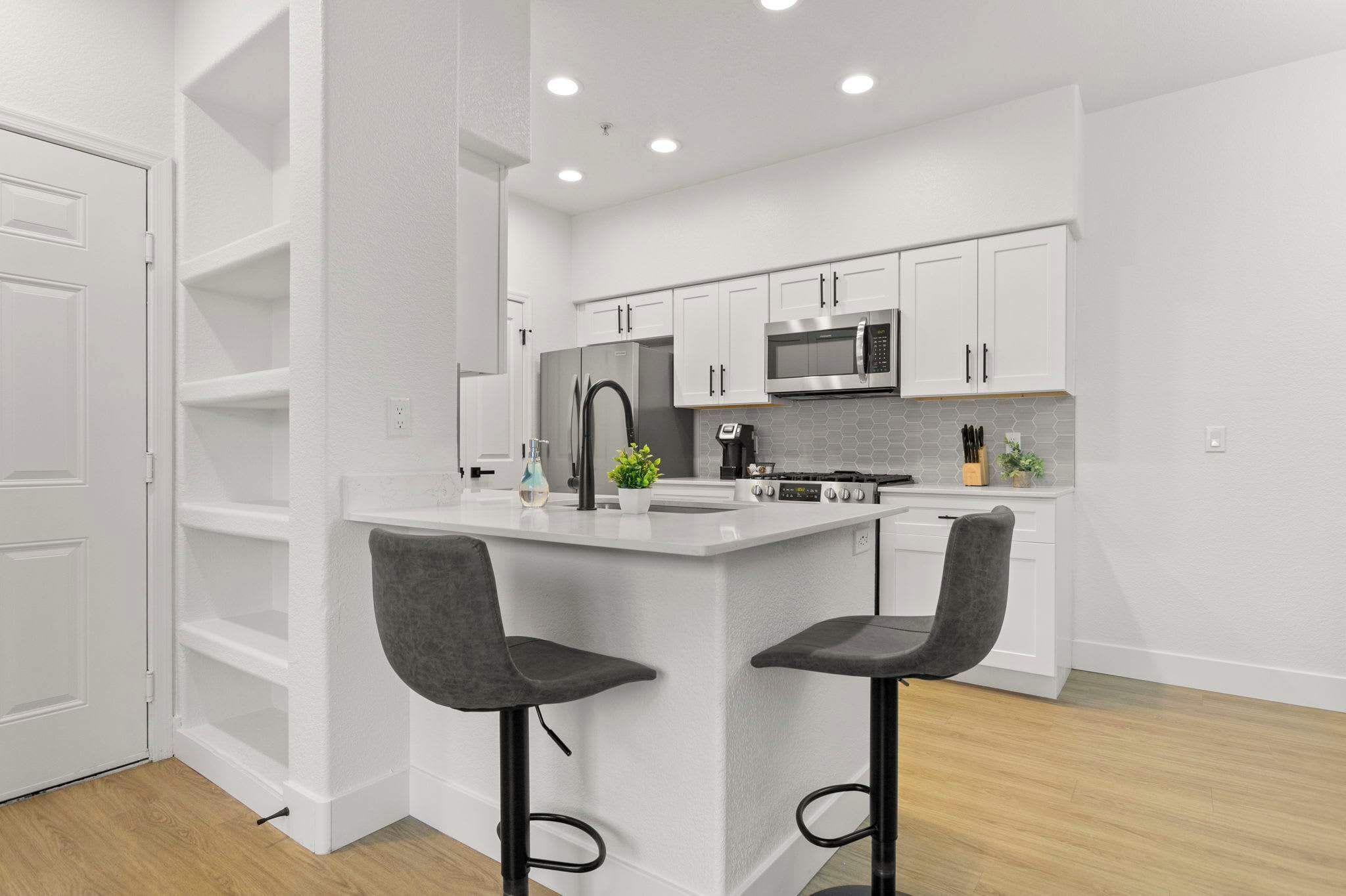 Een koelkast, een microgolfoven, een oven, een kookplaat