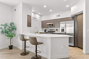 Fridge, microwave, oven, stovetop - CozySuites Glendale by the stadium with pool! 16 (Glendale)