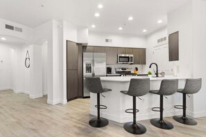 Fridge, microwave, oven, stovetop - CozySuites Glendale by the stadium with pool! 17 (Glendale)