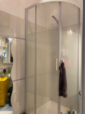 Håndklær og toalettpapir