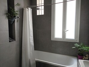 環境にやさしいバスアメニティ、ヘアドライヤー、タオル、石鹸
