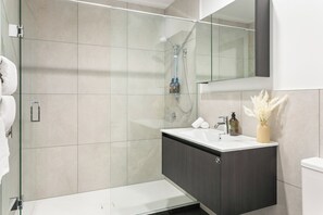 One Bedroom Superior Apartment | Bathroom | Shower, hair dryer, towels, soap - Urban Rest Sylvia Park (Auckland)
