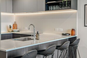 Two Bedroom Apartment | Cucina privata | Frigorifero, microonde, forno, piano cottura
