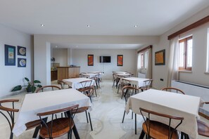 Desayuno buffet diario (EUR 7 por persona)