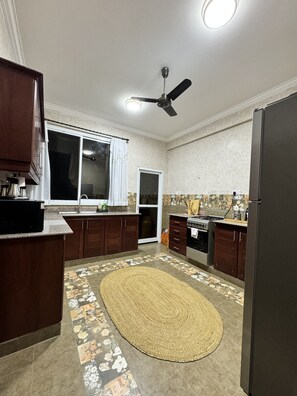 ثلاجة، ميكروويف، فرن، موقد طهي مسطح