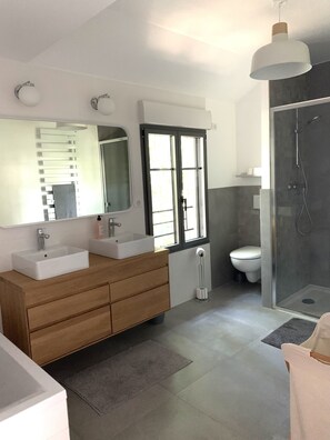 Dusche, Haartrockner, Handtücher, Seife