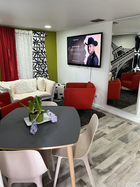 Interior - Tiny tropical Orlando
Univesal-Disney (Orlando)