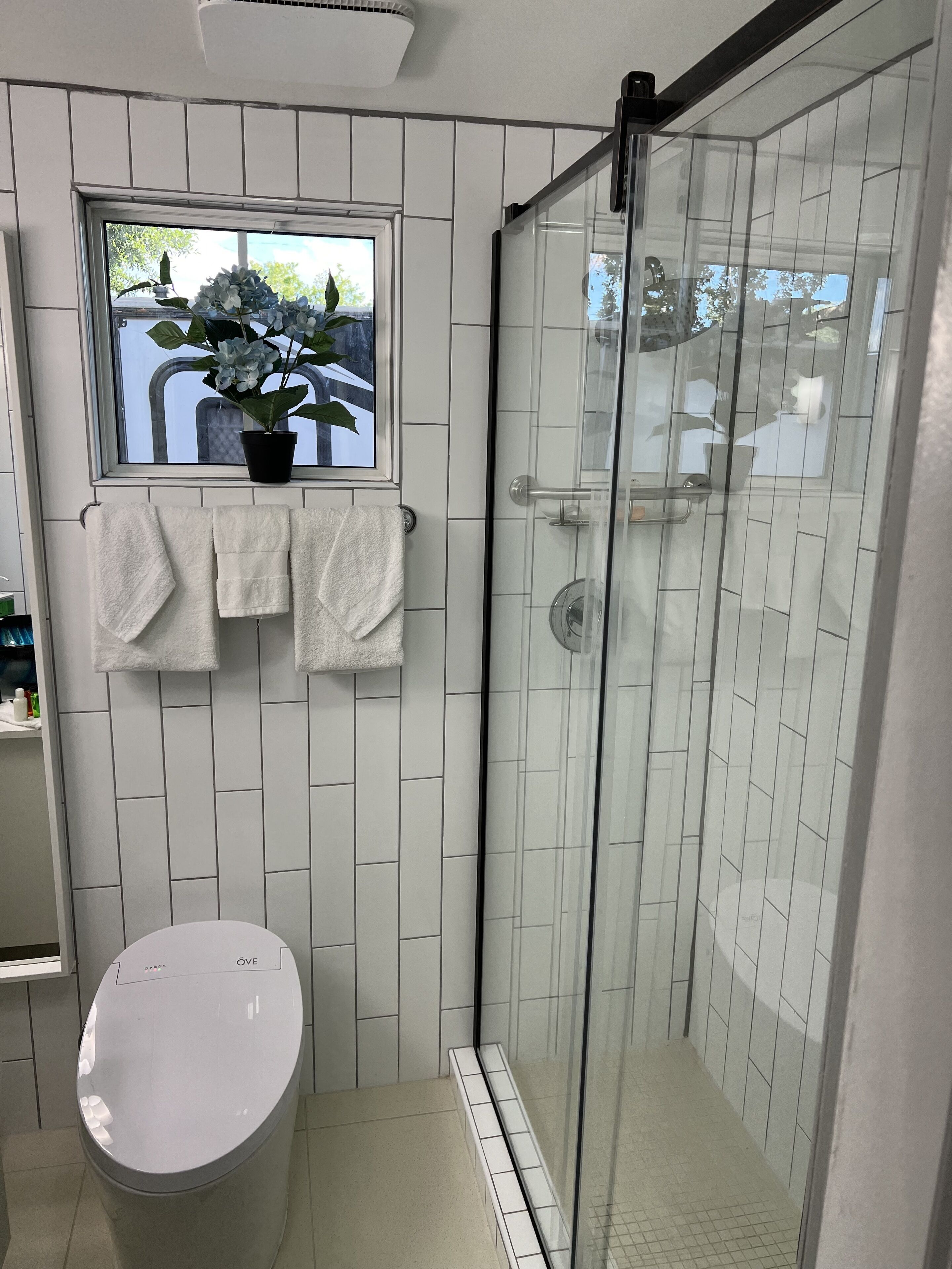 Hårføner, bidé, håndklær og såpe
