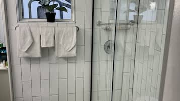 Hårføner, bidé, håndklær og såpe