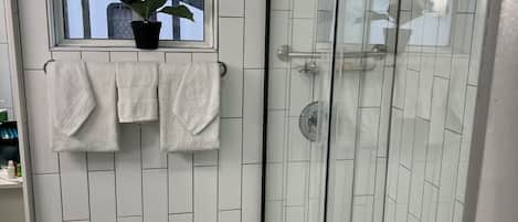 Haartrockner, Bidet, Handtücher, Seife