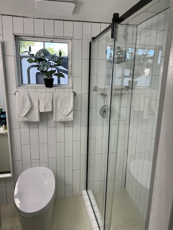 Hair dryer, bidet, towels, soap. Tiny tropical Orlando
Univesal-Disney
