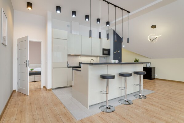 Microwave, dishwasher, coffee/tea maker, cookware/dishes/utensils - Luxury Apartment by Renters Prestige (Kraków)