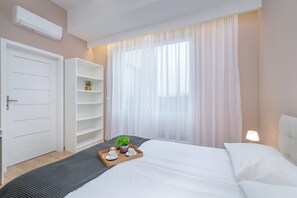 3 bedrooms, bed sheets - Luxury Apartment by Renters Prestige (Kraków)