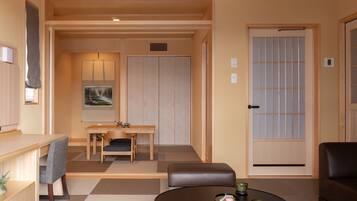 Suite - balkon | Pengeskab på værelset, skrivebord, gratis Wi-Fi