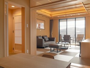 Suite, balcón | Caja fuerte, escritorio, wifi gratis