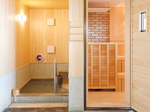 A sauna room with a wooden interior, a temperature display, and a small window. - Hotel Shikinoyakata Hakone Ashinoko (Hakone)