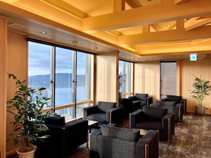 A modern hotel lobby with large windows, seating areas, and a view of a body of water. - Hotel Shikinoyakata Hakone Ashinoko (Hakone)