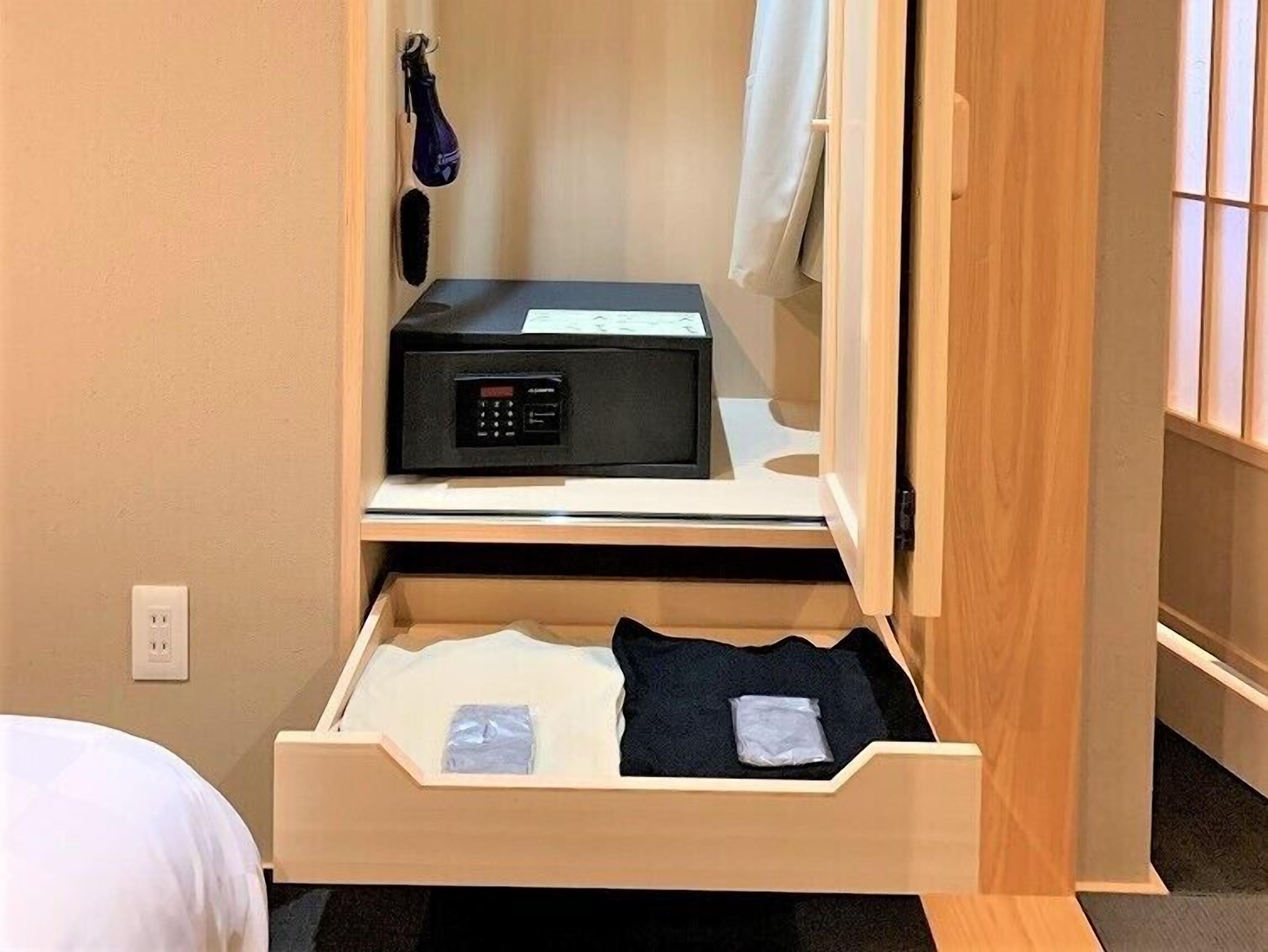 In-room safe, desk, WiFi (free)