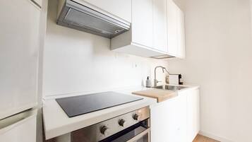 KĂŒhlschrank, Mikrowelle, Ofen, Herdplatte