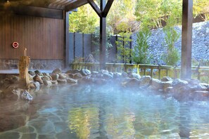 A hot spring area with clear water, rocks, and a wooden structure. - Hotel Mori no Kaze Hakone Sengokuhara (Hakone)