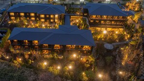 Ein mehrstöckiges Hotel mit mehreren Balkonen und einer Dachterrasse.