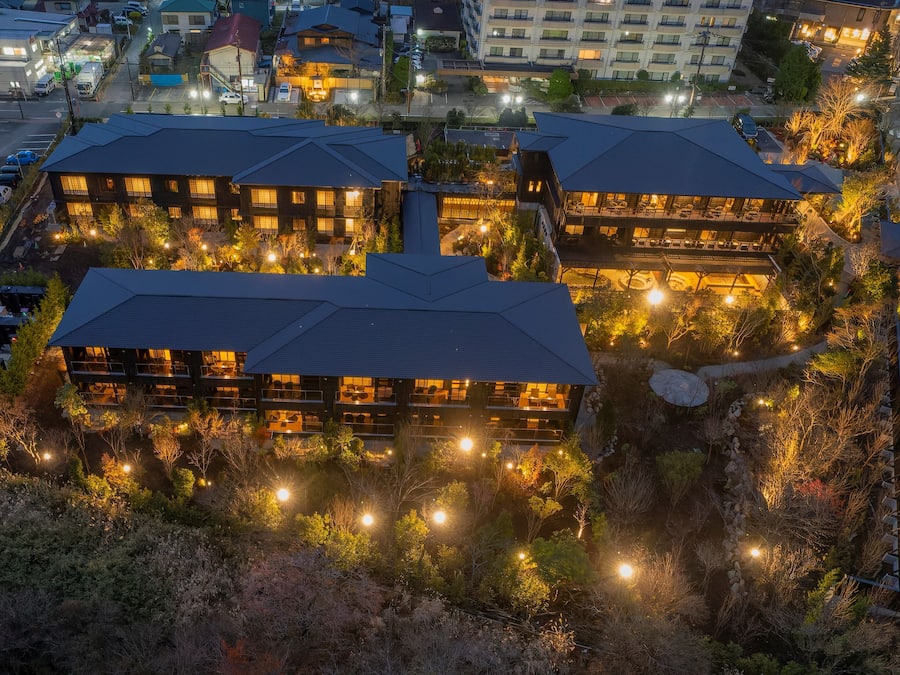 Un hôtel à plusieurs étages, doté de nombreux balcons et d’une terrasse sur le toit.