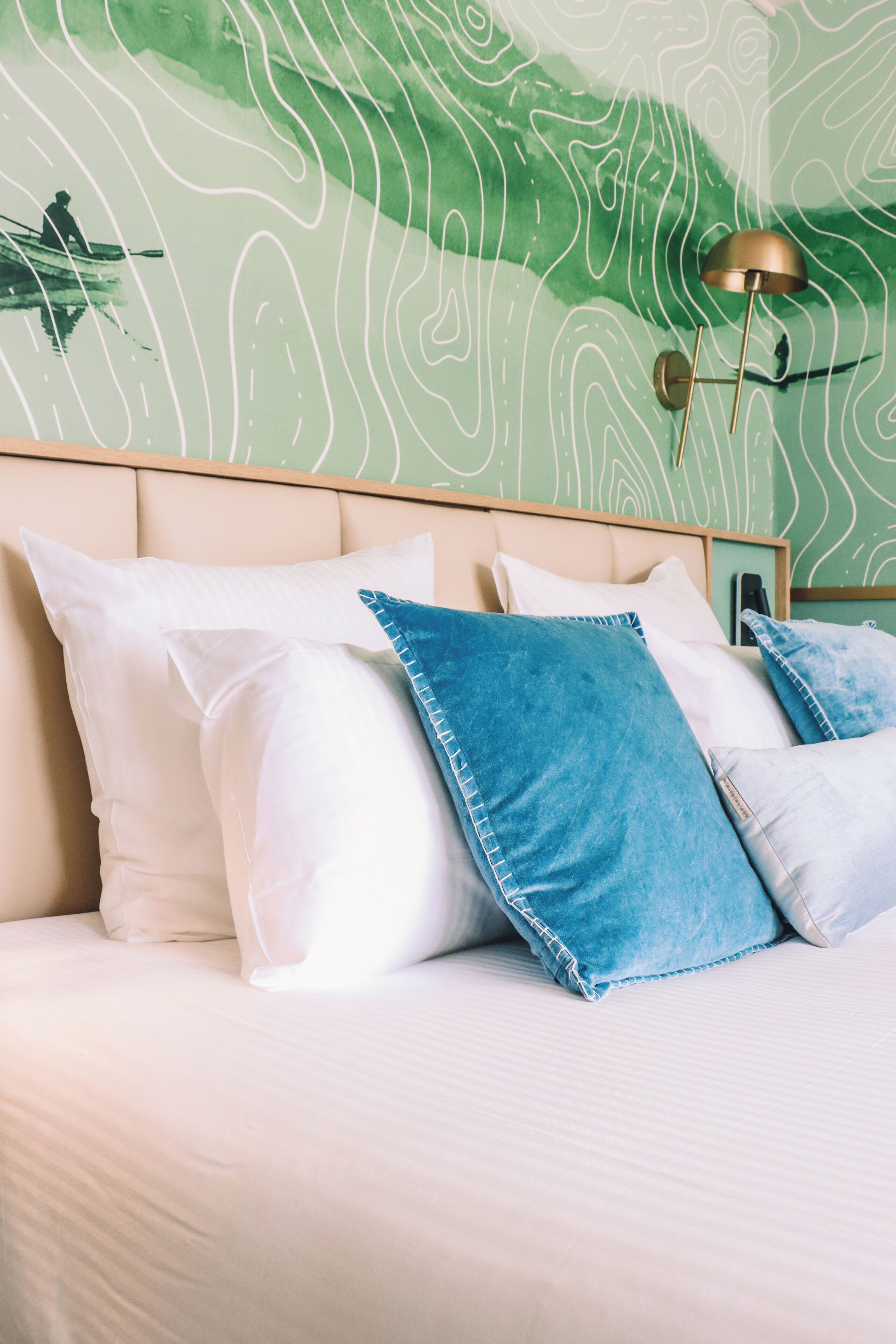 Een kluis op de kamer, een laptopwerkplek, verduisterende gordijnen