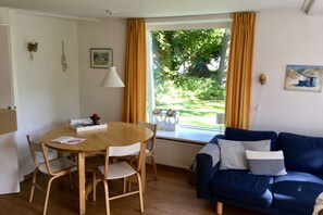 Living area - Gezellige 6-persoons Vakantiewoning Onder aan de Duinen 2 min van Strand en Zee! (Vrouwenpolder)