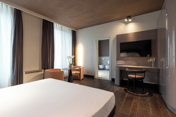 Rom – deluxe | Sengetøy av topp kvalitet, dundyner, memory foam-senger og minibar