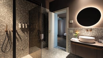 Habitación Deluxe | Baño | Regadera, regadera tipo lluvia, amenidades de baño de diseñador
